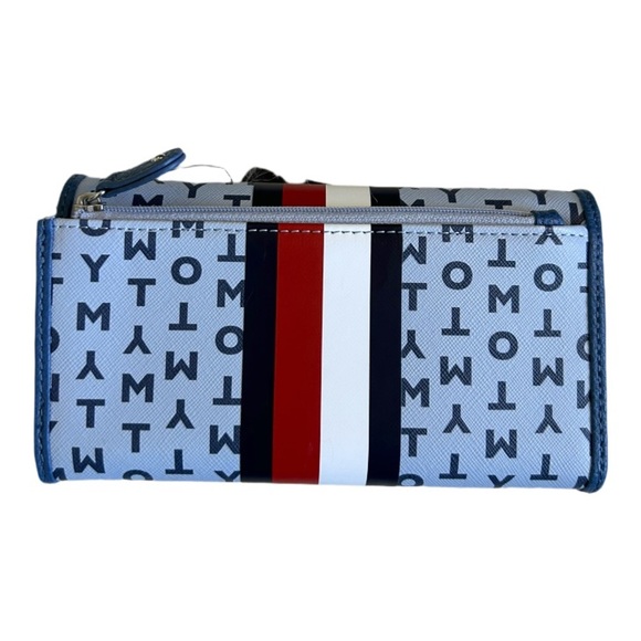 NWT Woman’s Tommy Hilfiger Faux Leather Folding Wallet With LOGO Design - Picture 2 of 9